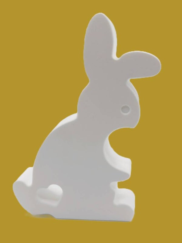 Hase sitzend in weiss