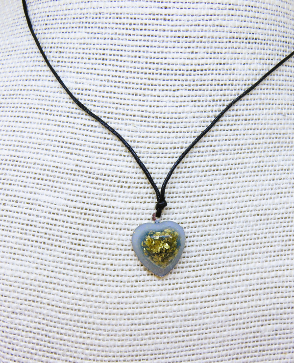 Harzschmuck-Kette mit Goldmetallplättchen