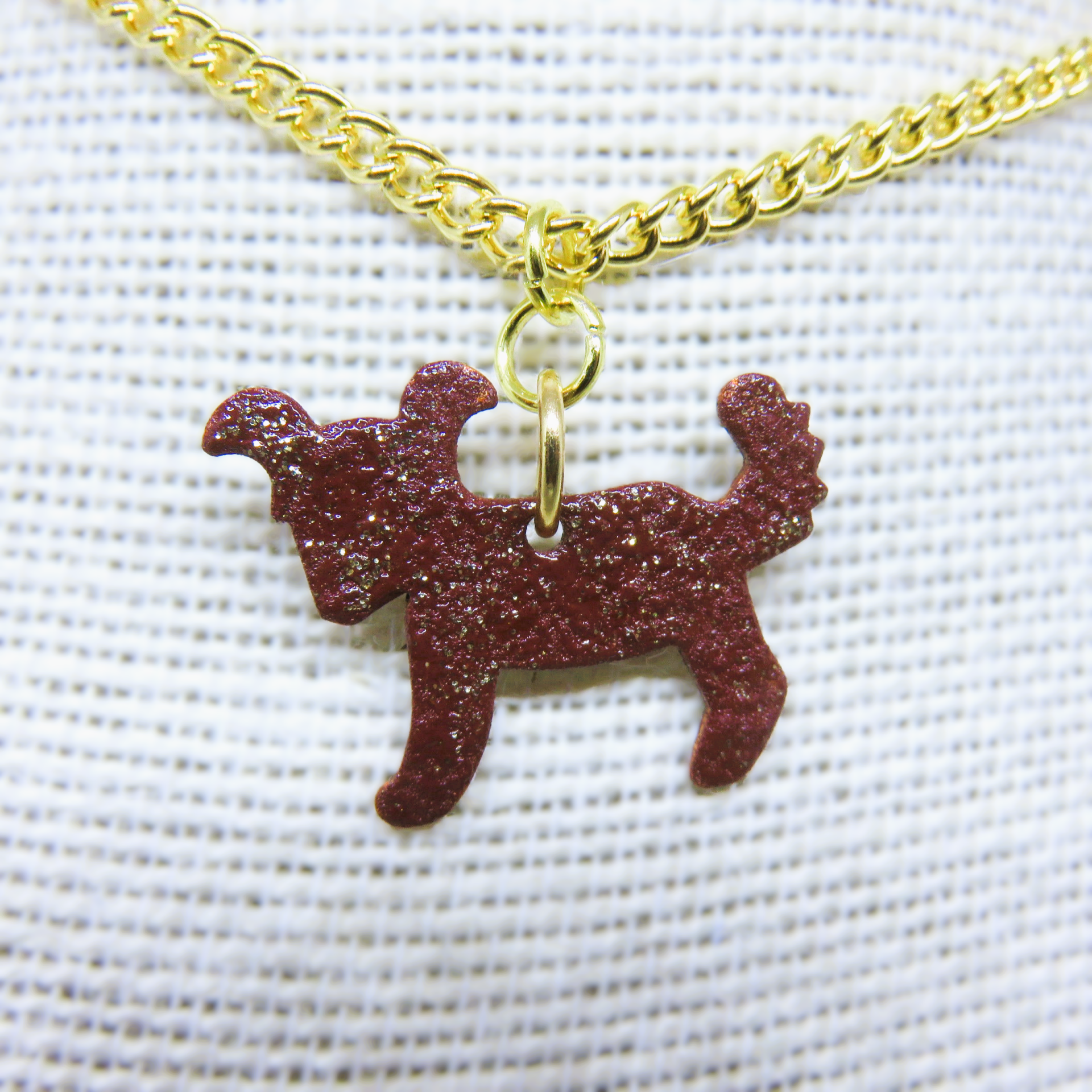 Goldfarbene Kette mit Hunde-Emaille-Anhänger