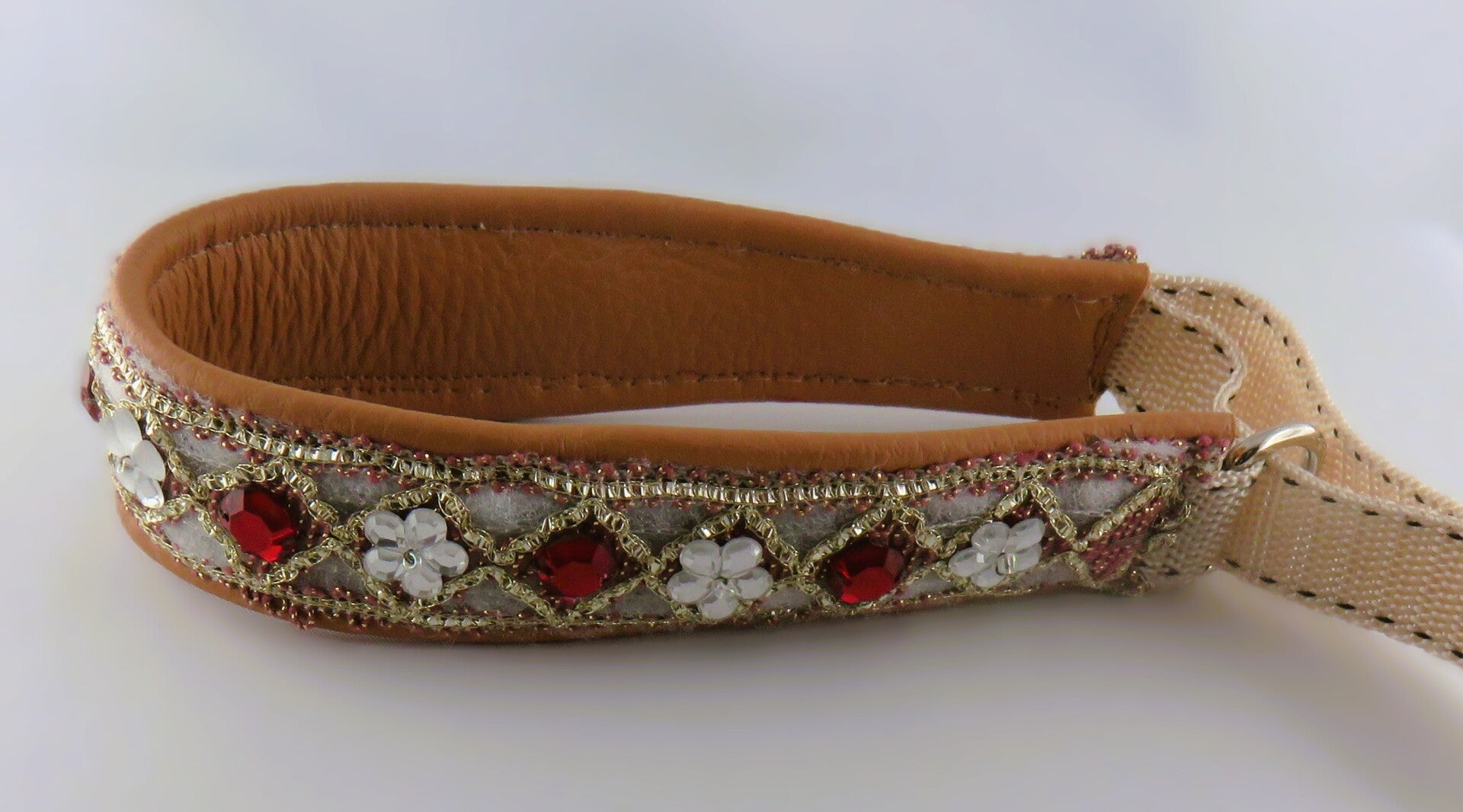 Lederhalsband hellbraun mit Paillettenborte