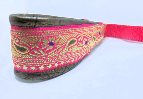 Oliv-grünes Lederhalsband mit Stoffborte