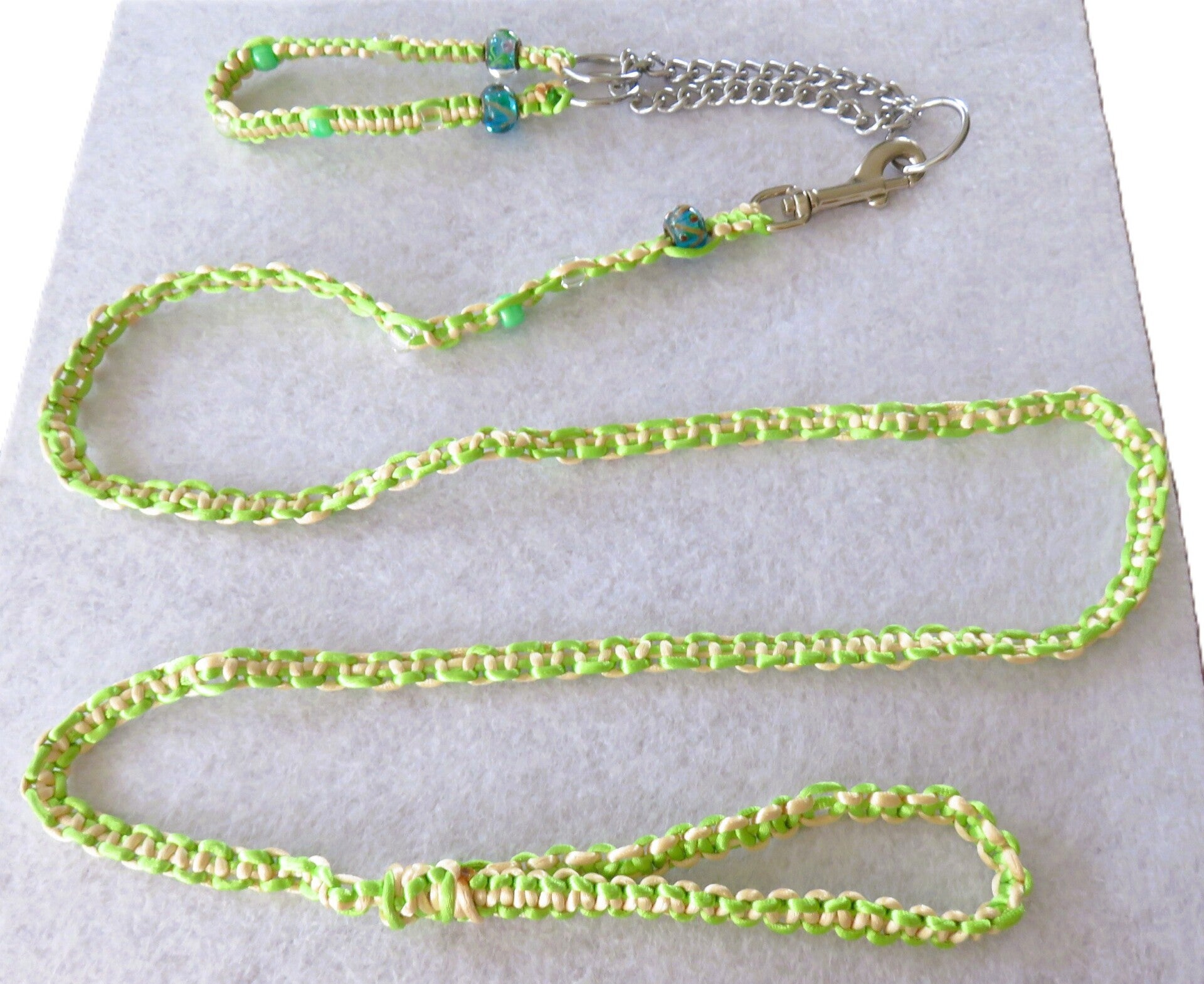 Leine und Halsband Paracord grün-beige mit Perlen