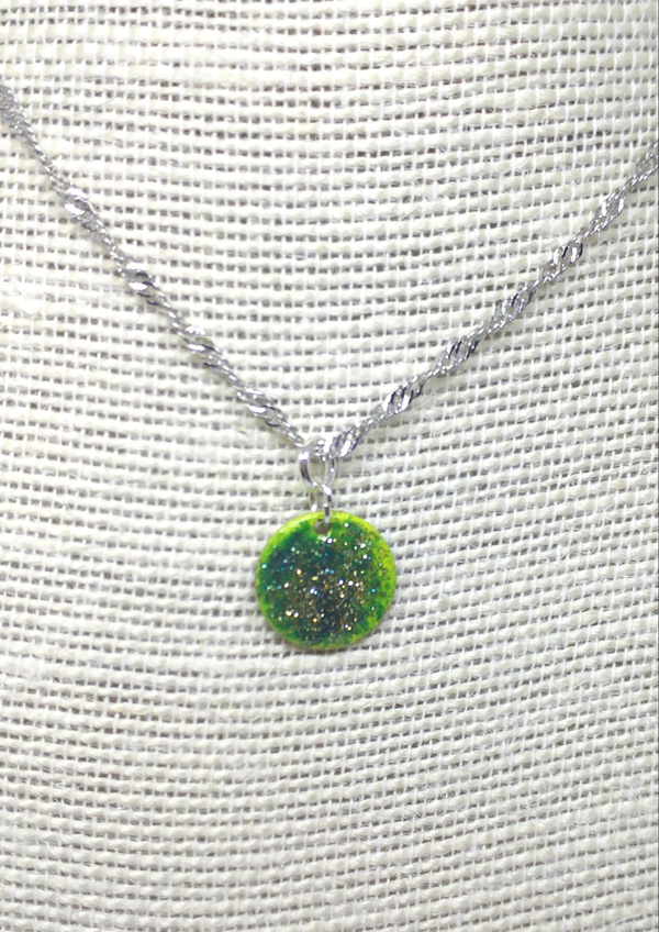 Silberne Kette mit grünem Emaille-Anhänger