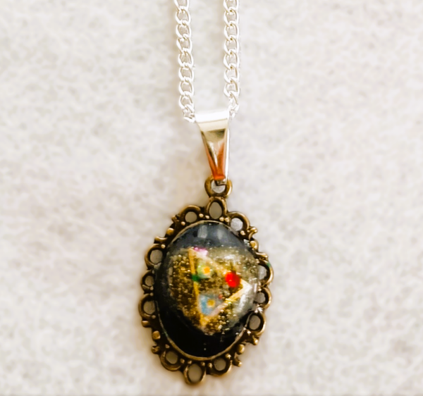Silberne Kette mit Bronze-Anhänger Harzschmuck