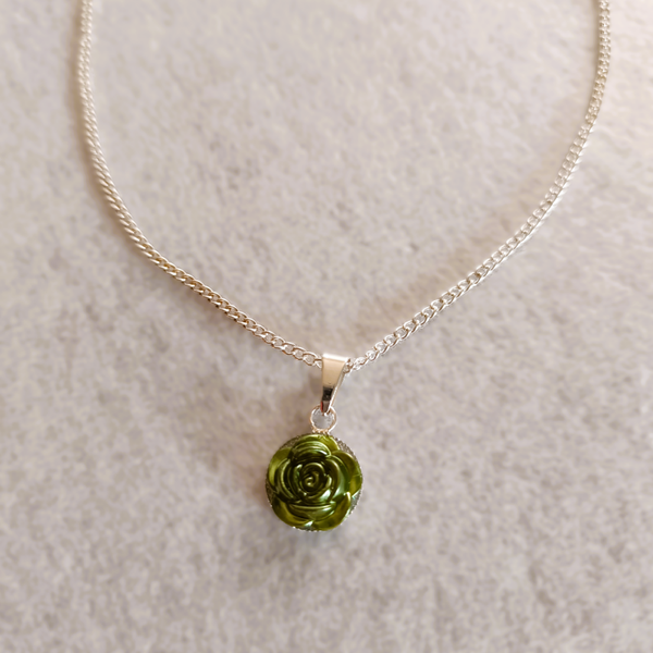 Silberne Kette mit Acryl-Rose grün