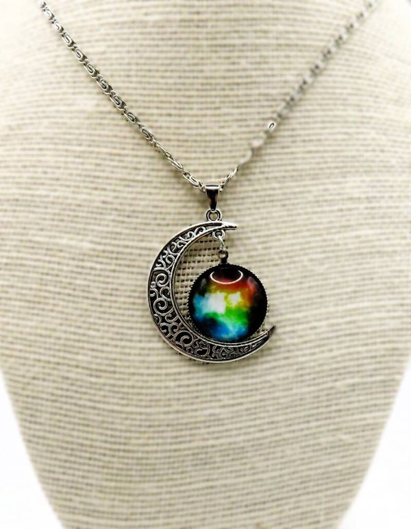 Silberne Kette mit Halbmond-Anhänger und Glas-Cabochon