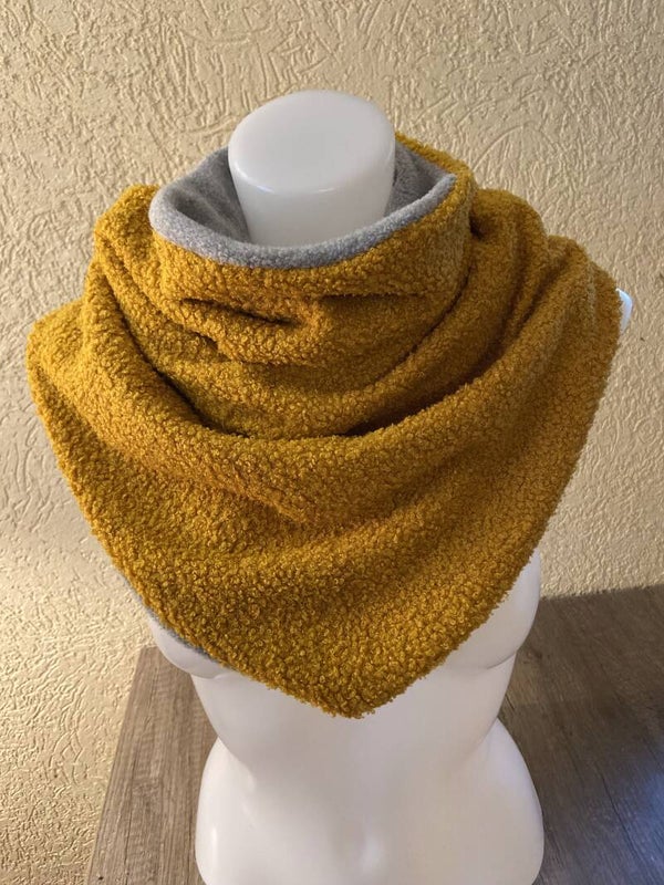 Der Spitze(n)Loop in Dreieckstuchoptik "senfgelber Feinstrickjersey Boucle"