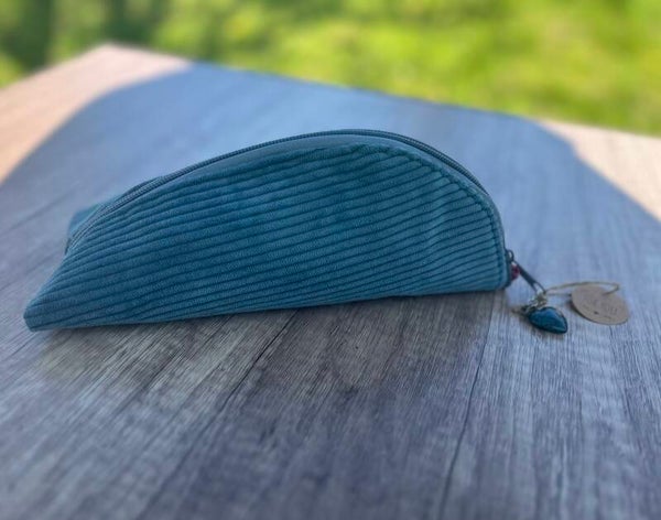 Täschchen für die Tasche, Kosmetiktasche, Medikamententasche  ,  Stiftemäppchen aus  türkisfarbenen Feinkord