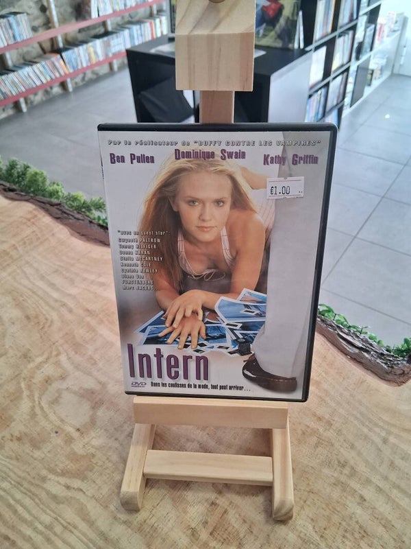 Intern DVD
