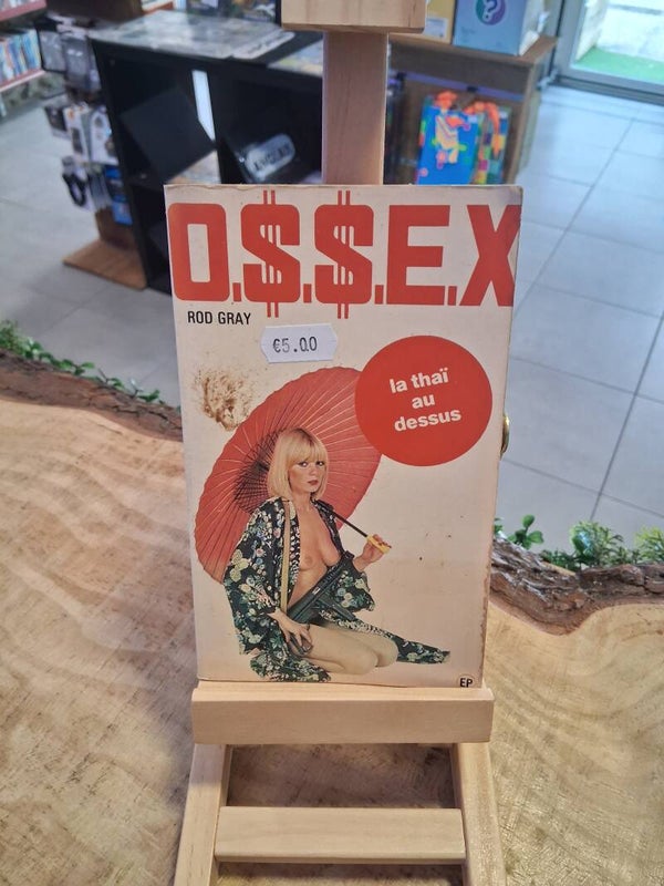 O.S.S.E.X. La Thai Au Dessus Livre