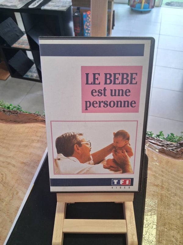 Le Bebe Est Une Personne VHS