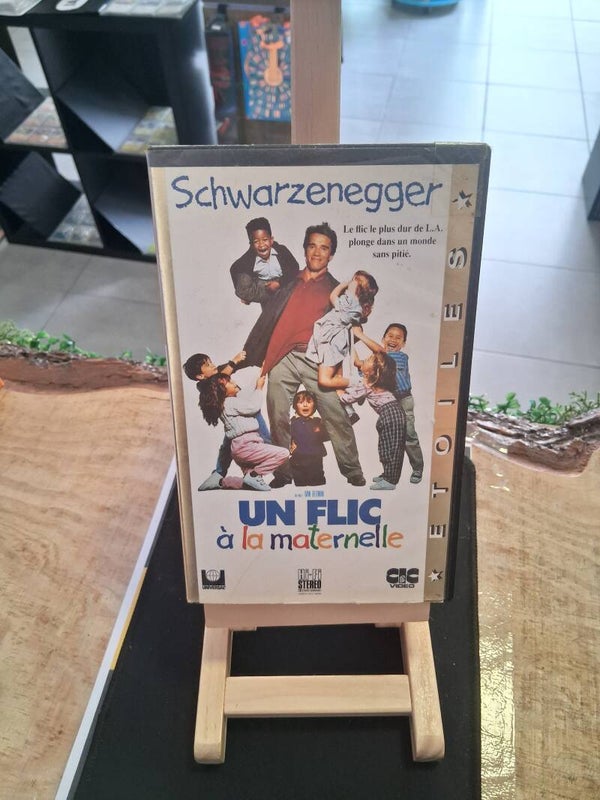 Un Flic A La Maternelle VHS