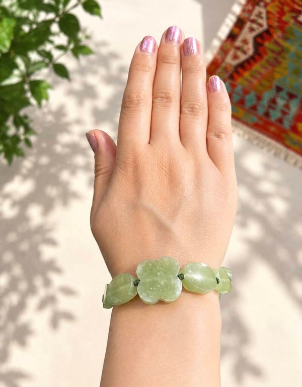 Handgemaakte armband van jetsteen.