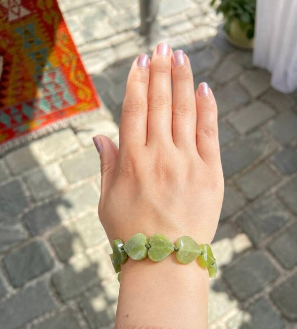Handgemaakte hartvormige armband van natuurlijke jetsteen.