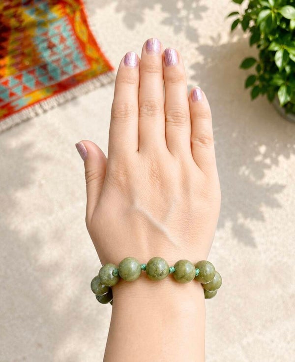 Handgemaakte groene granaat armband.