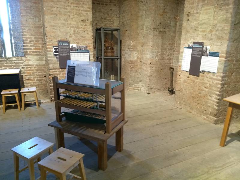 mini-studieklavier op de expositiezolder in Tiel, foto Wim Ruitenbeek