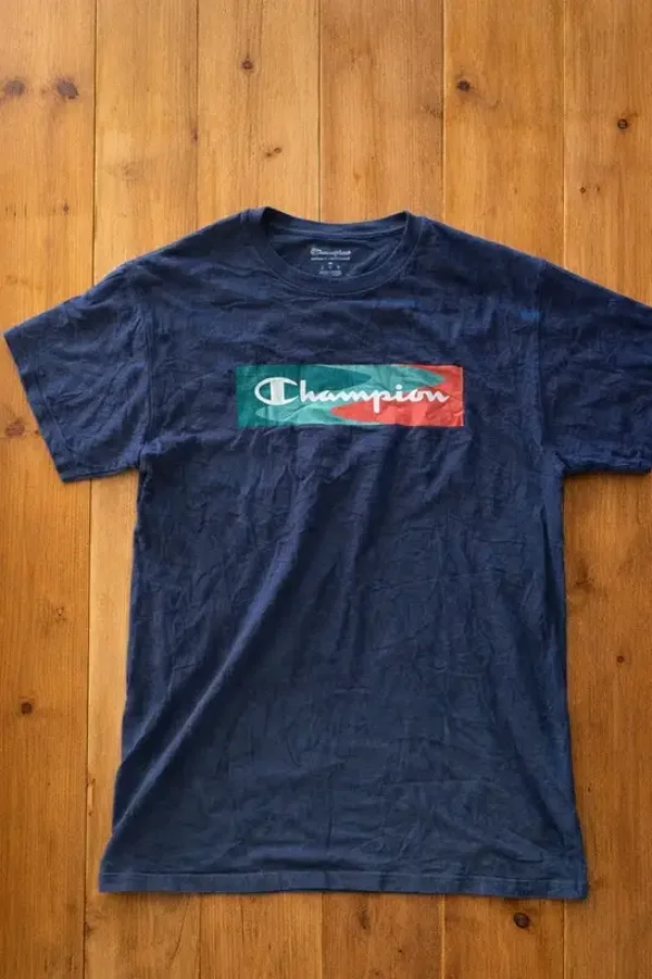 T-shirt Champion bleu marine logo – Taille M – très bon état