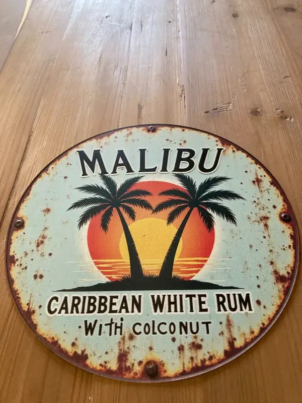 Plaque métal vintage Malibu 20 cm – déco murale rétro tropical bar