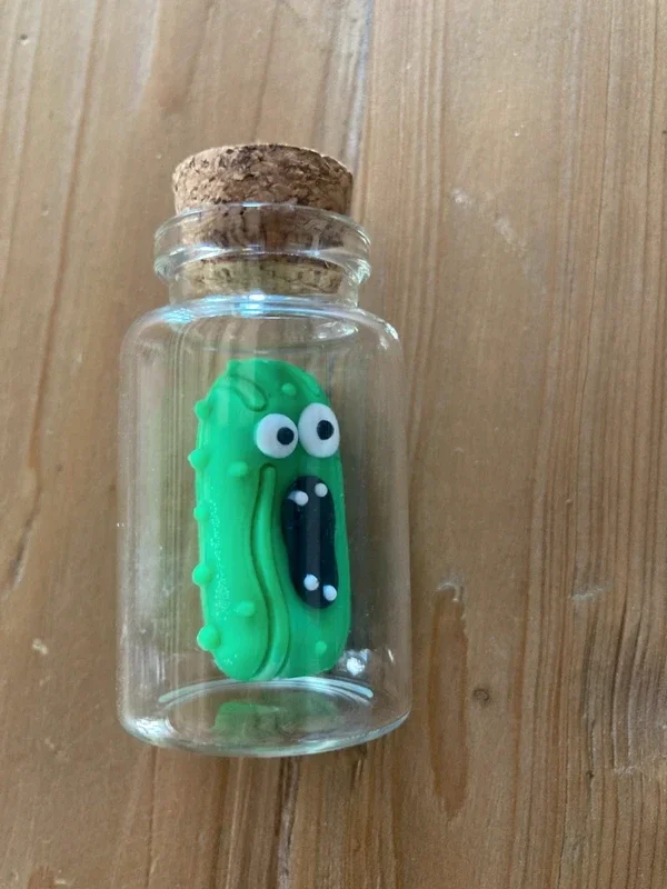 Mini cornichon criant en bouteille – figurine drôle déco 5,5 cm