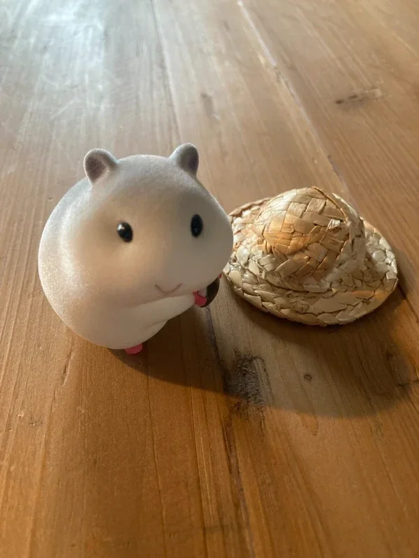 Figurine hamster kawaii avec chapeau de paille – 6,5 cm – Déco miniature
