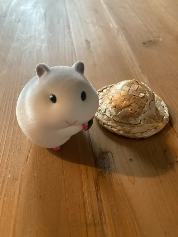 Figurine hamster kawaii avec chapeau de paille – 6,5 cm – Déco miniature