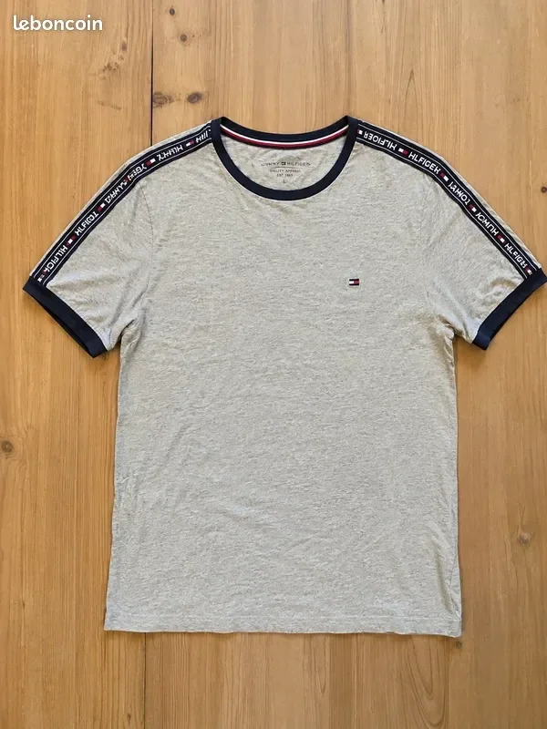T-shirt Tommy Hilfiger gris chiné logo épaules – Taille M – Etat satisfaisant
