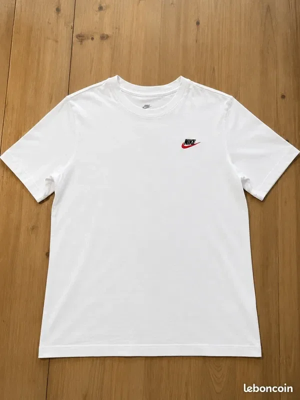 T-shirt Nike Blanc Logo Brodé Rouge & Noir – Taille M – Très bon état
