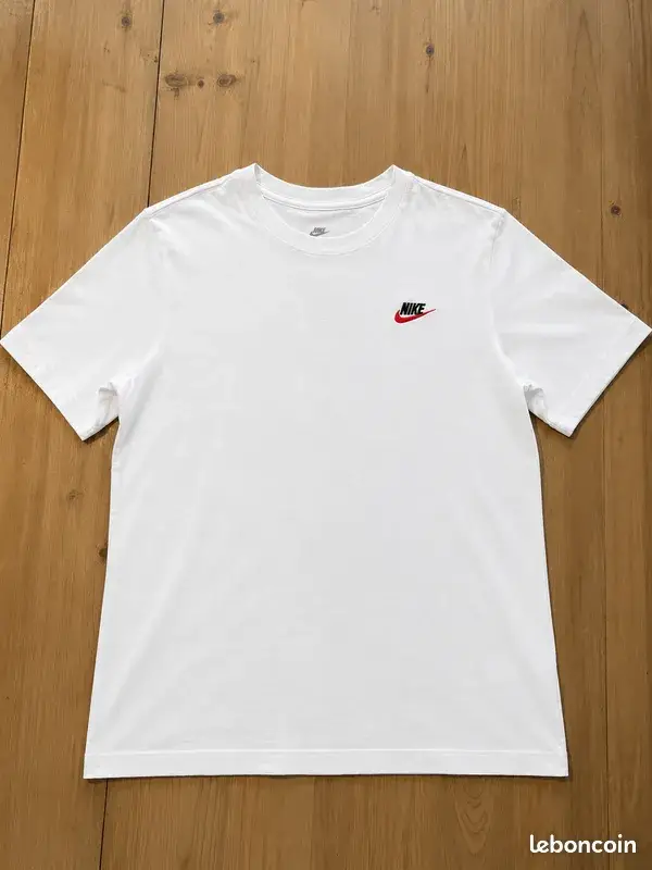 T-shirt Nike Blanc Logo Brodé Rouge & Noir – Taille M – Très bon état