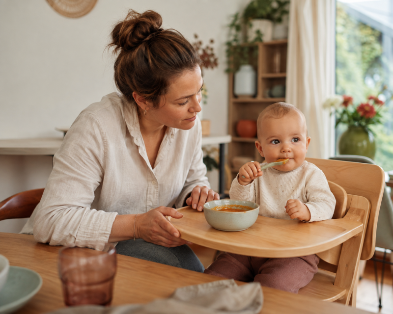 Mama und Baby entdecken gemeinsam Fingerfood beim Beikoststart