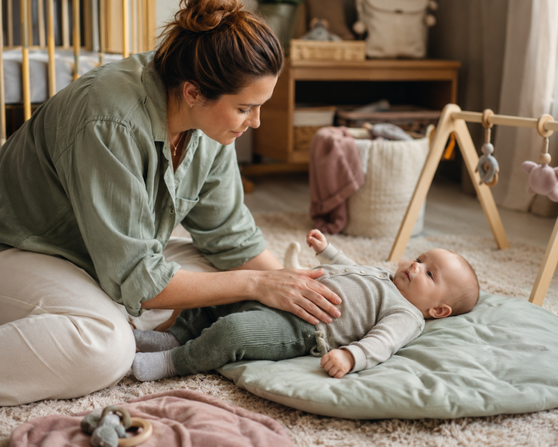 Mama beruhigt ihr Baby bei Bauchbeschwerden während des Beikoststarts