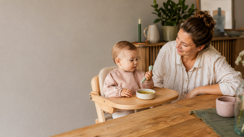 Mama begleitet ihr Baby entspannt beim Kennenlernen des ersten Babybreis