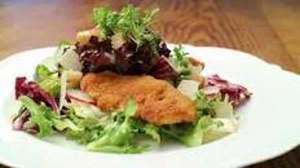 21 Gemischter Salat mit panierter Huehnerbrust