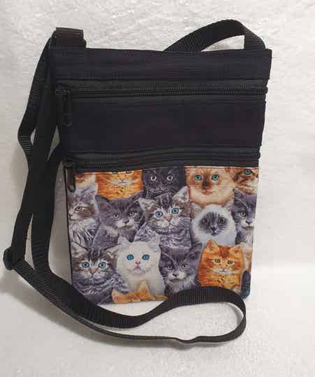 Kännykkälaukku iso kissanpennut