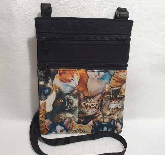 Kännykkälaukku iso kissat