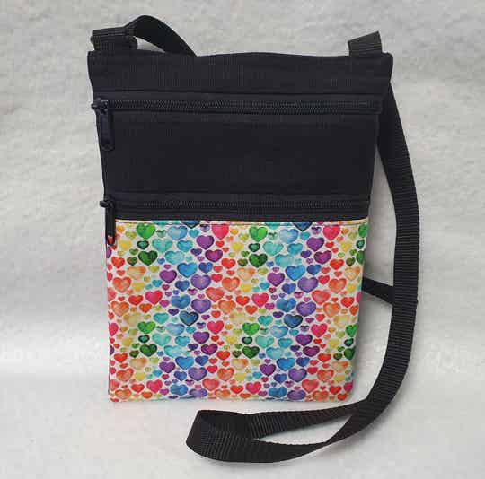 Kännykkälaukku iso sydämet