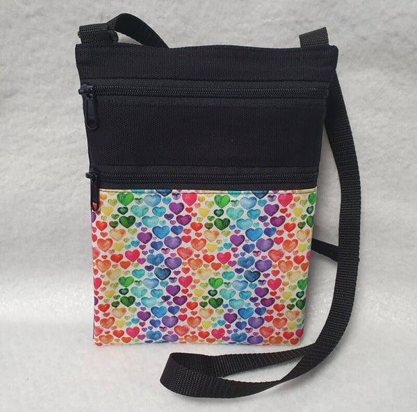 Kännykkälaukku iso sydämet