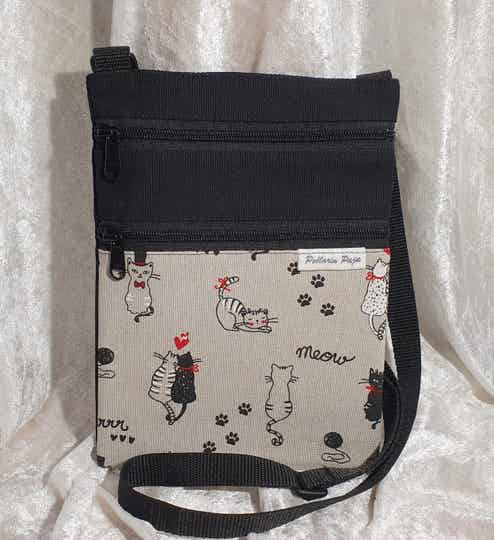 Kännykkälaukku iso love kissat