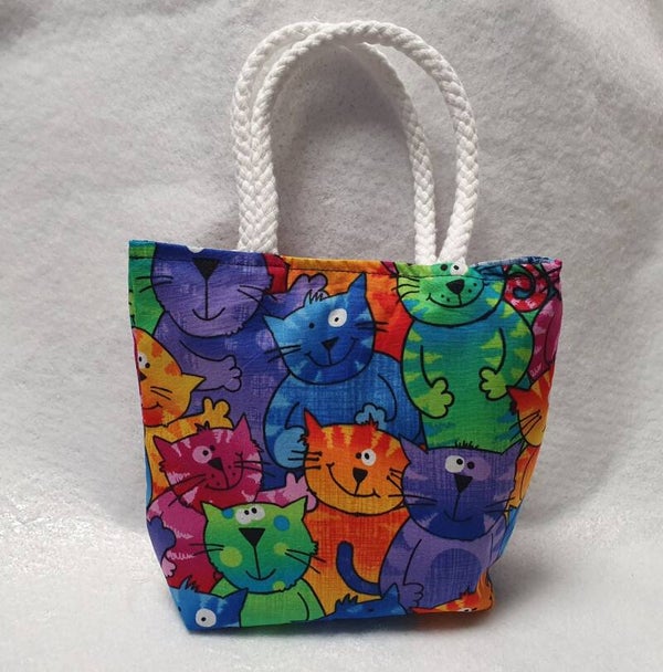 Lasten kestokassi kissat