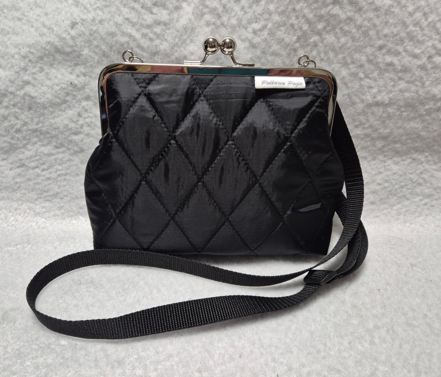 Kukkarolaukku 21 mustatikki