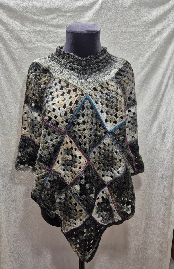 Poncho isoäidinneliöistä