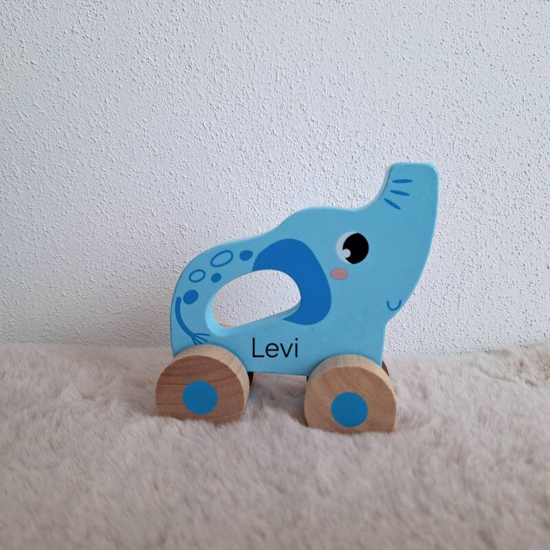 Houten olifant op wielen met naam