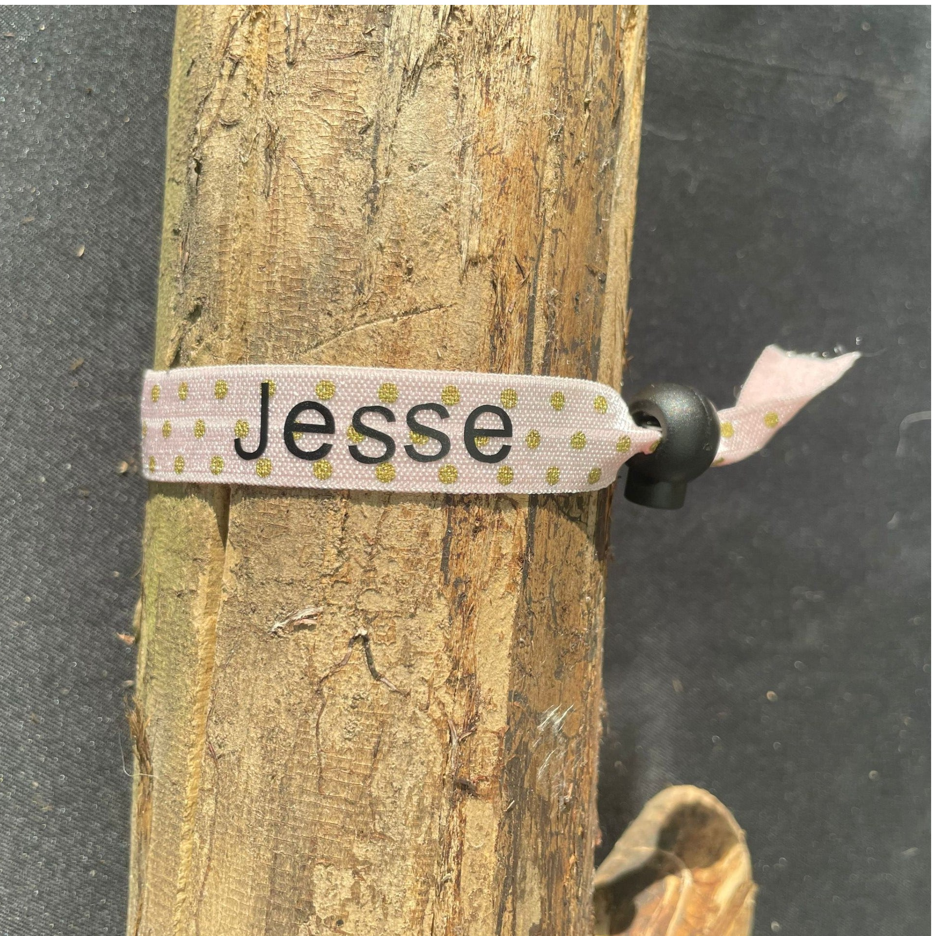 SOS bandje - Zachtroze met gouden stippen