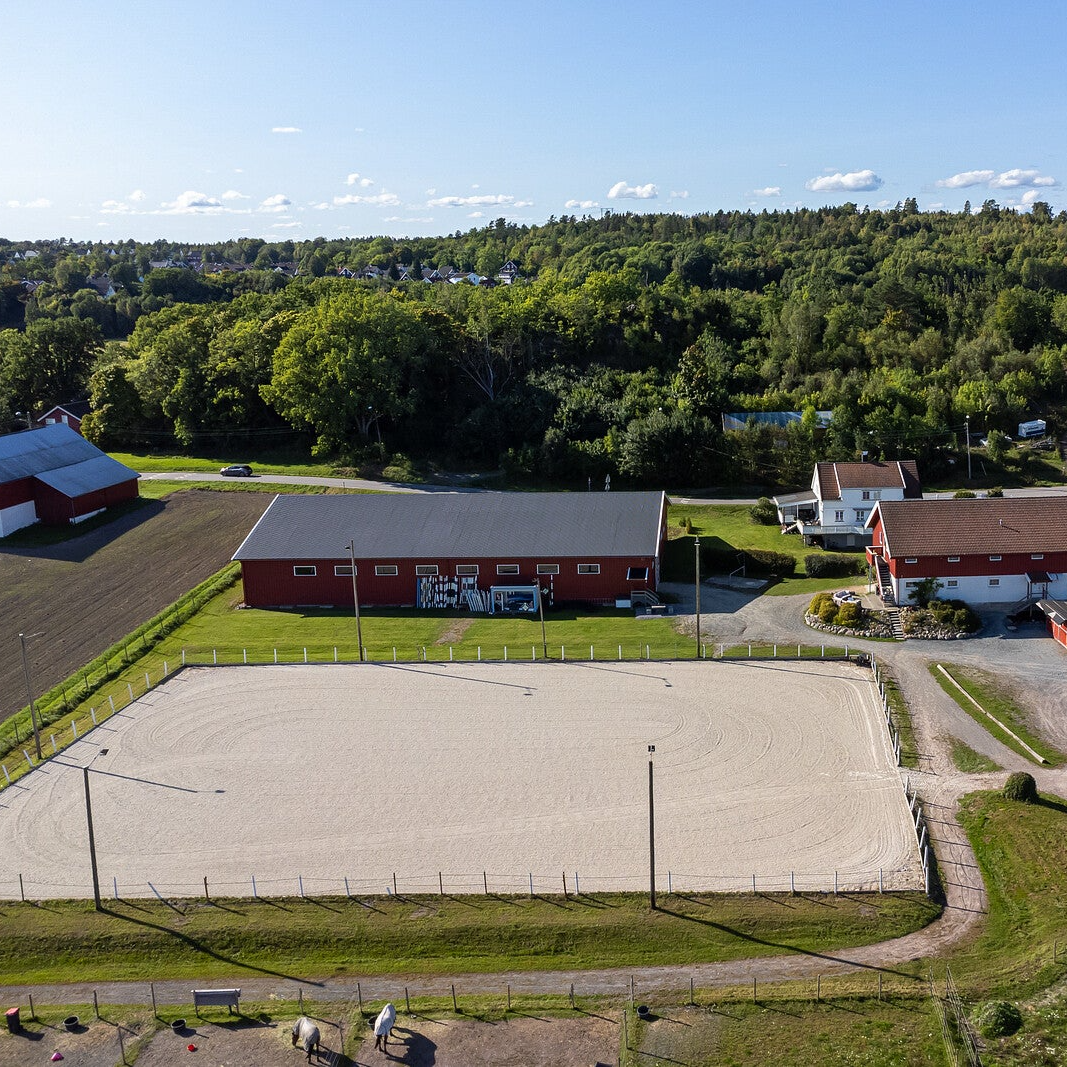 Vi tilbyr oppstalling og treningsmuligheter for hest i hele Vestfold-området.