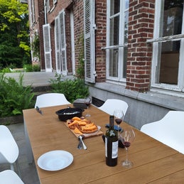 terras, gezellig tafelen, rust, ontspanning, aan de maas,