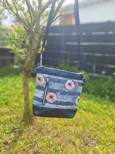 Umhängetasche blau Blumen