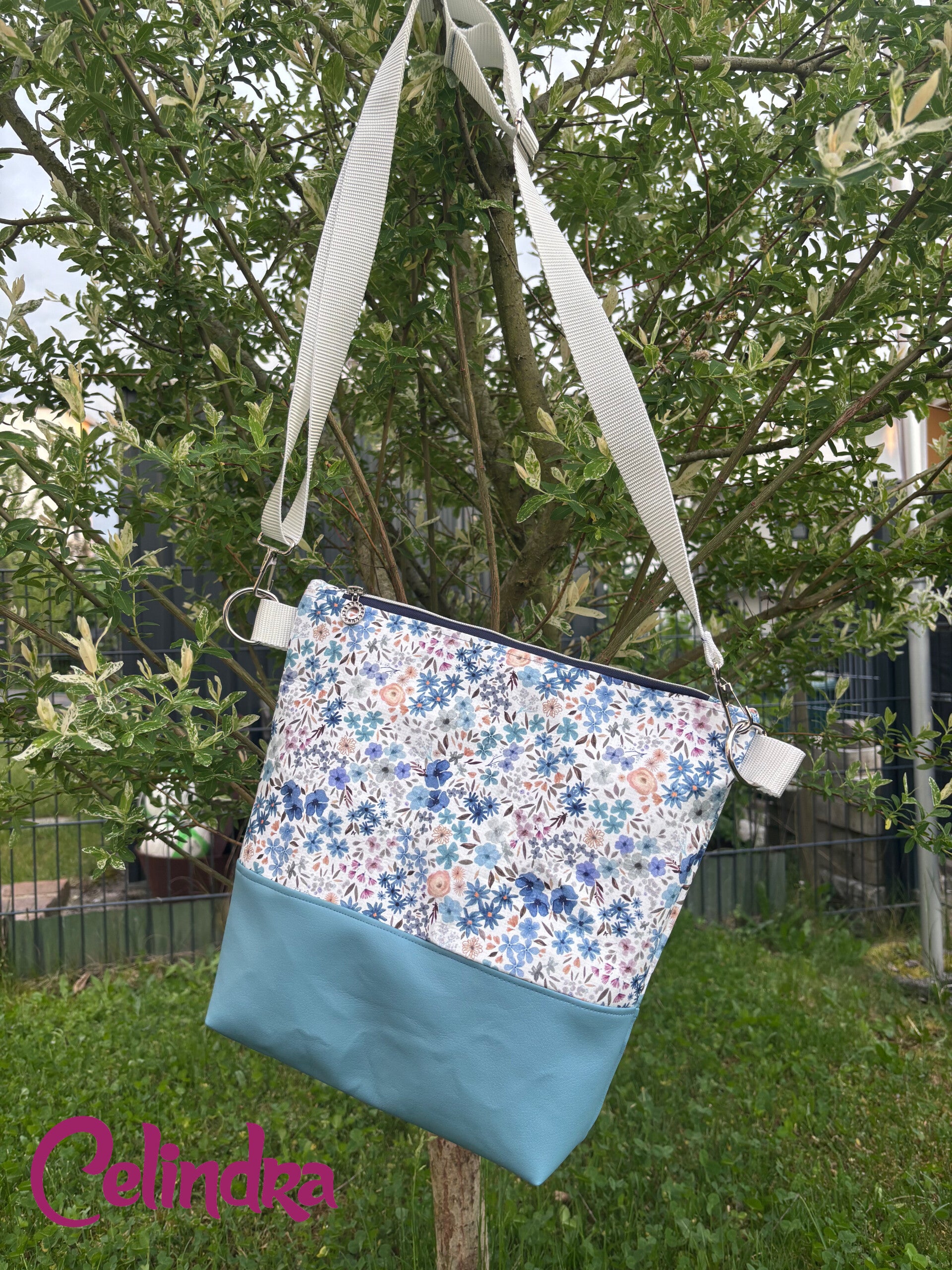 Umhängetasche Blumen hellblau