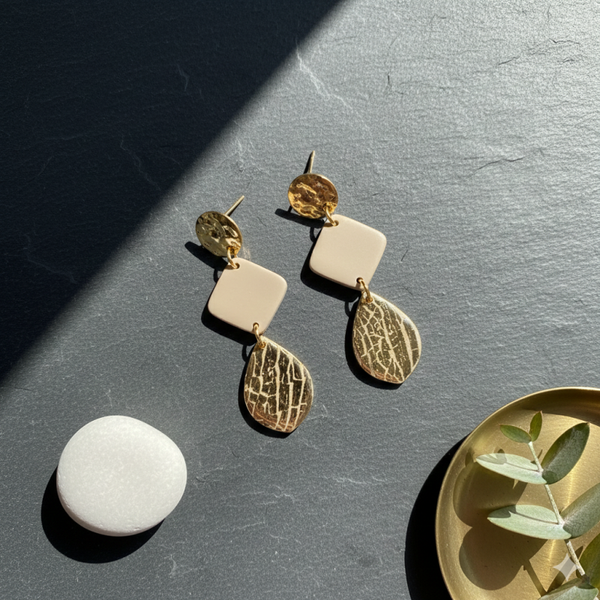 Handgemaakte oorbellen beige - goud Laura