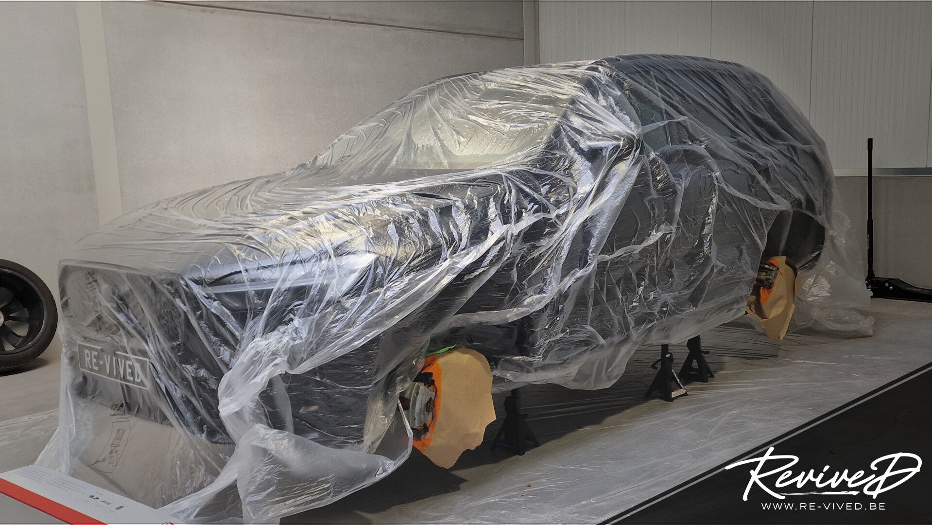 Wagen afdekken tegen spuitnevel