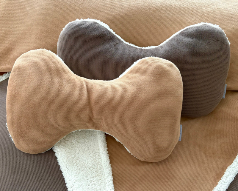 Großes Hundekissen Knochen - Teddycord (42 x 24 cm)