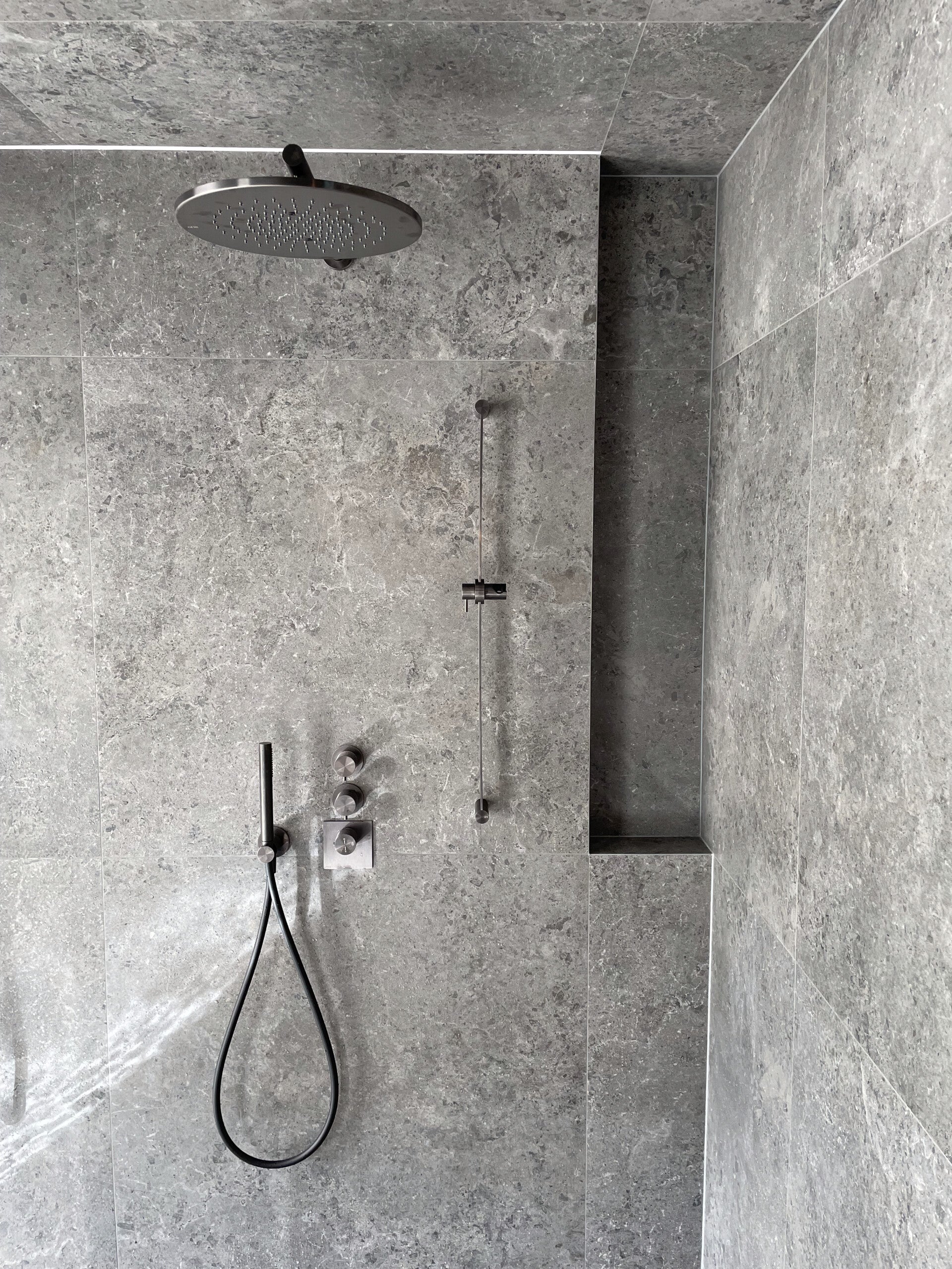 Douche à l'italienne avec robinetterie encastrée – réalisation HydroTech Rénovation